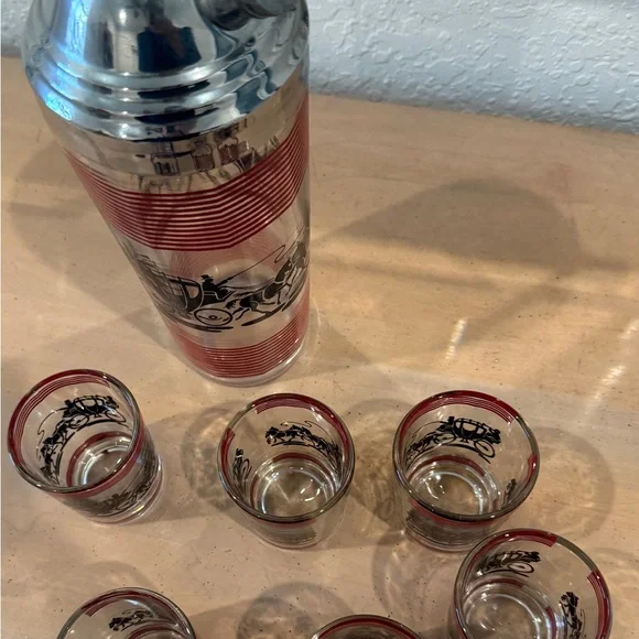 Elegant Red and Black Cocktail Shaker Set with Glasses #vintage #cocktailshaker - Picture 4 of 7